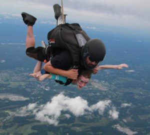 Carly Weismann skydying